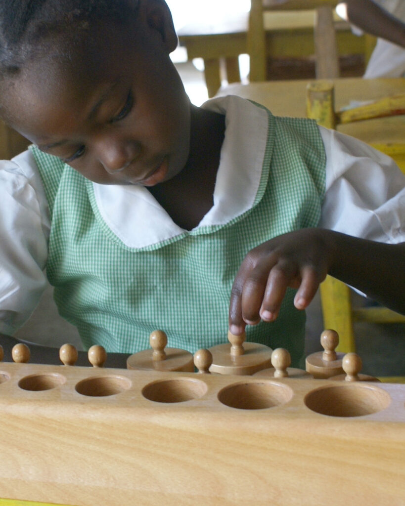 Montessori-Kind im Senegal